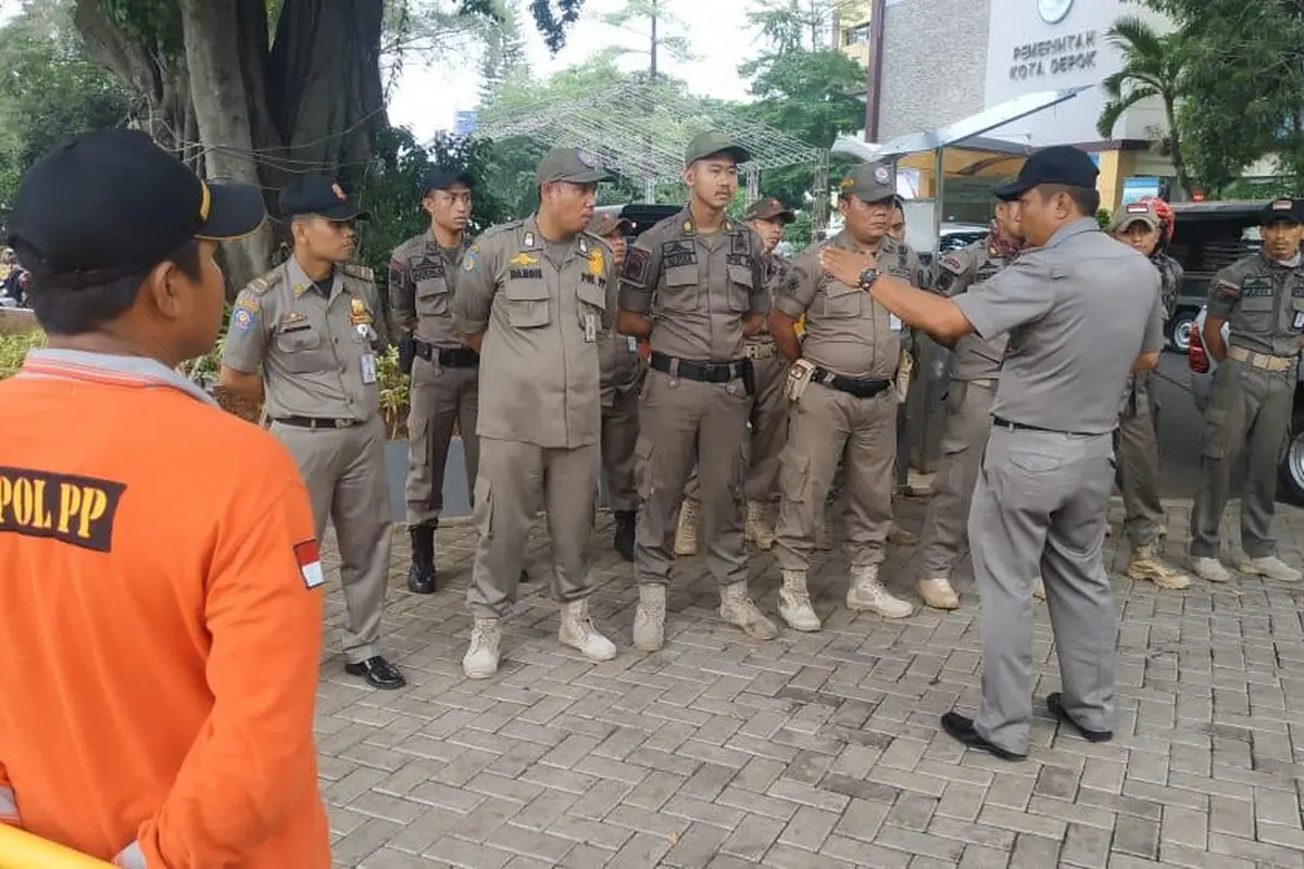 Anggota Satpol PP melakukan penertiban PMKS di wilayah Kota Depok.