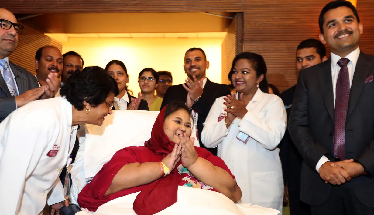 Wanita asal Mesir, Eman Ahmed Abd El Aty bertepuk tangan saat konferensi pers di Rumah Sakit Burjeel di Abu Dhabi (24/7). Aty dianggap sebagai wanita terberat di dunia yang dilaporkan meninggal dunia di Uni Emirat Arab. (AFP Photo/Saeed Bashar)