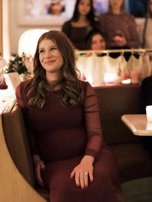 Penampilannya begitu glowing dengan makeup sederhana. [Foto: @jenniferkgates]