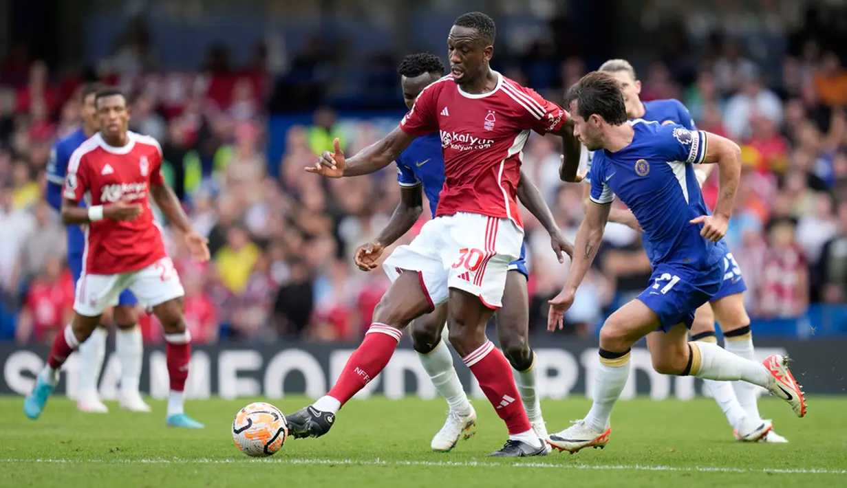 Chelsea tampil agresif sejak awal babak pertama. Dua peluang Chelsea melalui Enzo Fernandez dan Raheem Sterling pada awal-awal masih mampu diblok barisan pertahanan Nottingham Forest. (AP Photo/Kirsty Wigglesworth)