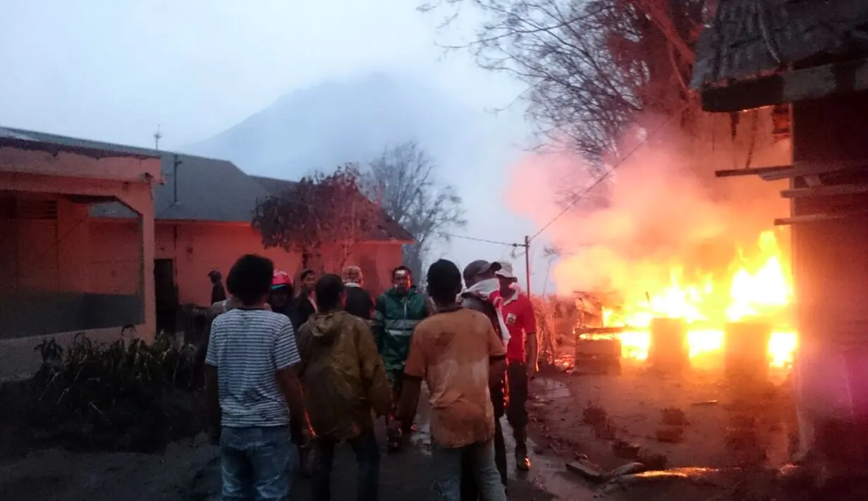 Sejumlah warga dan petugas penyelamat saat mengevakuasi warga lainnya yang dekat dengan zona merah Gunung Sinabung, Kabupaten Karo, Sumatera Utara, (22/5). Sedikitnya 6 orang tewas dalam bencana ini. (Tuty/Basarnas)