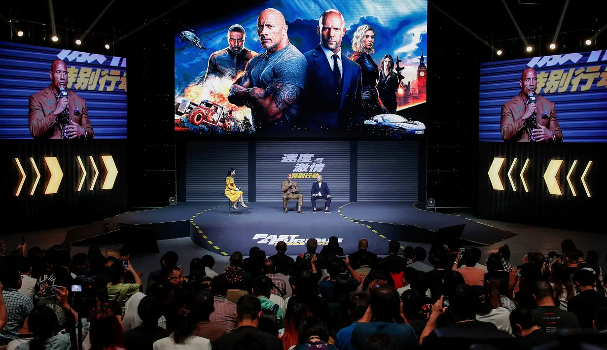Dwayne Johnson dan Jason Statham berbicara di atas panggung saat konferensi pers premiere film 'Fast & Furious: Hobbs & Shaw' di Beijing, China, Senin (5/8/2019). Hobbs and Shaw menempatkan dua aktor laga papan atas, Jason Statham dan Dwayne Johnson sebagai pemeran utama. (AP Photo/Andy Wong)