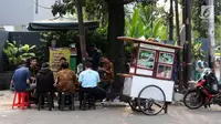 Sejumlah PKL menggelar dagangannya di atas trotoar Jalan Aditiawarman I hingga Jalan Sunan Ampel, Melawai, Jakarta Selatan, Jumat (2/3). Puluhan PKL sempat memasang spanduk OK OCE, namun diturunkan oleh Pemprov DKI Jakarta. (Liputan6.com/Arya Manggala)