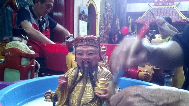 Semarak Imlek Daerah, Arak-arakan Dewa hingga Pasar Dadakan