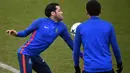 Gaya pemain PSG, Daniel Alves (kiri) menahan bola saat sesi latihan sebelum leg kedua Liga Champions melawan Real Madrid di Ooredoo training center, Saint-Germain-en-Laye,Paris, (5/3/2018). Leg pertama PSG kalah 1-3. (AFP/Franck Fife)