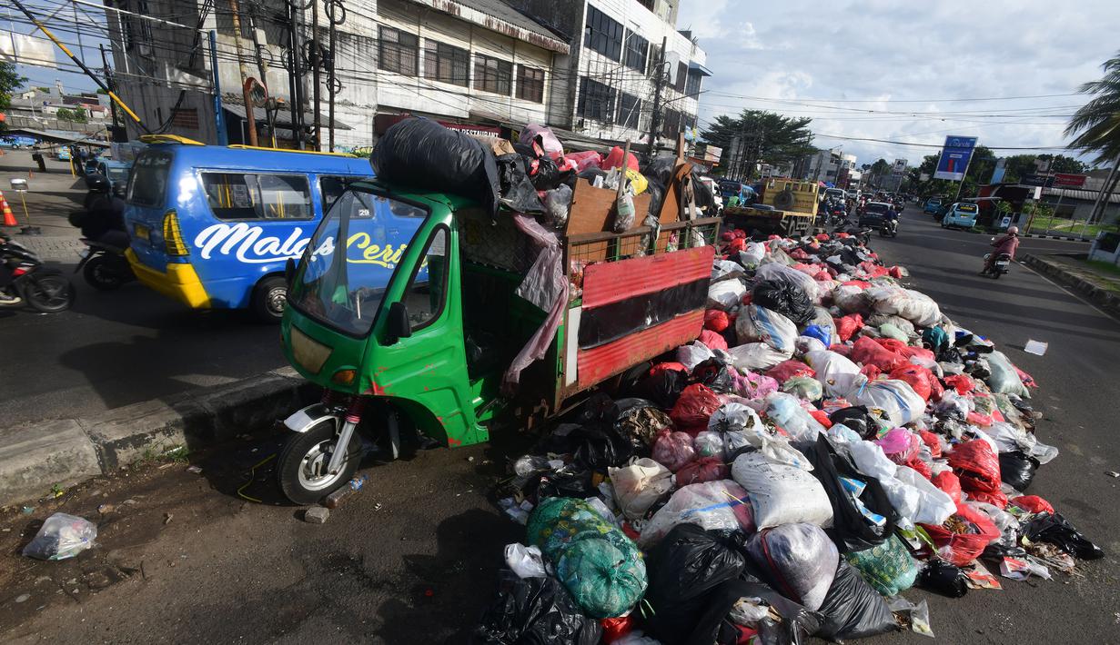Penumpukan sampah di berbagai sudut ruas jalan dan permukiman warga Tangerang Selatan pun terjadi dalam beberapa hari terakhir. Tampak dalam foto, kendaraan pengangkut saat berada di antara tumpukan sampah pada salah satu ruas jalan di kawasan Pasar Manggis, Ciputat, Tangerang Selatan, Senin (15/12/2025). (merdeka.com/Arie Basuki)