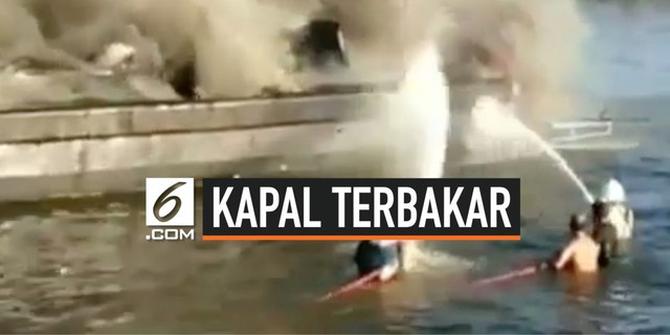 VIDEO: Kapal Terbakar di Sulsel, 1 Orang Tewas