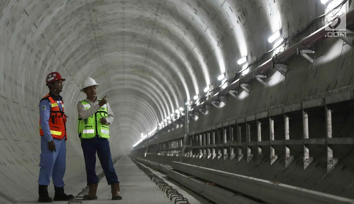 Pekerja berbicang di lokasi pembangunan proyek Mass Rapid Transit (MRT) di Jakarta, Kamis (19/10). Pembangunan MRT fase 1 (Lebak Bulus-Bundaran HI) per September 2017 telah mencapai 80,5 persen. (Liputan6.com/Immanuel Antonius)