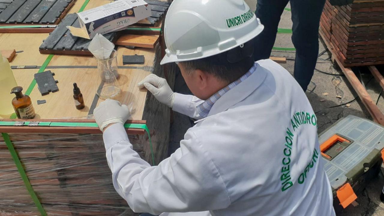 Cara pelaku pengiriman obat-obatan terlarang ini dengan cara menyusupkan paket-paket kokain ke dalam bagian belakang lantai-lantai kayu.<br>(Foto CARLOS MANDUJANO / AFP) <br>
