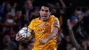 Penyerang Barcelona, Luis Suarez melakukan selebrasi usai mencetak gol kegawang Atletico Madrid pada leg pertama perempat final Liga Champions di Camp Nou, Spanyol (6/4). Barcelona menang atas Atletico Madrid dengan skor 2-1. (Reuters/Sergio Perez) 