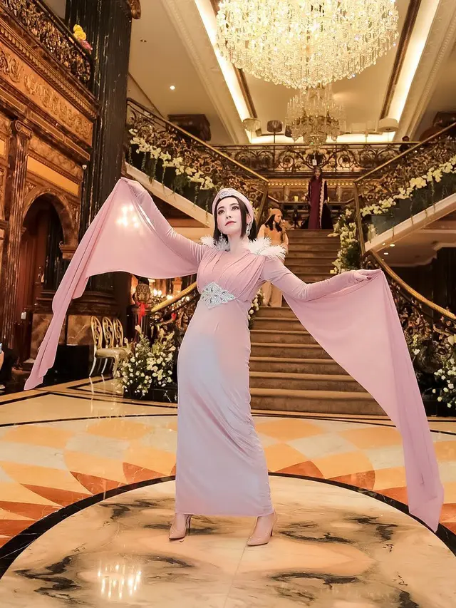 Mengaku Punya Mahkota Ajaib, Ini 7 Potret Baby Sexyola
