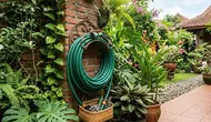 8 Ide Menyimpan Selang Taman agar Halaman Selalu Terlihat Rapi, Praktis untuk Rumah Minimalis