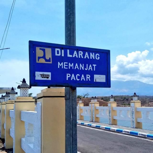 pengumuman kocak di jalan (foto: Twitter/@noe_roelz)