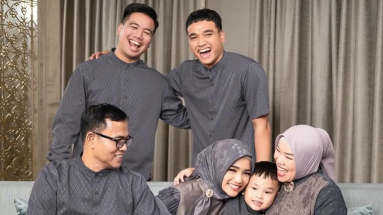 Potret Fuji dan keluarga (Sumber: Instagram/fuji_an)