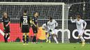 Gelandang Real Madrid, Casemiro (kedua kanan) berselebrasi usai mencetak gol menit ke-90 ke gawang Borussia Monchengladbach pada pertandingan grup B Liga Champions di  Borussia Park, Jerman, Selasa (27/10/2020). Madrid bermain imbang 2-2 atas Monchengladbach. (AP Photo/Martin Meissner)