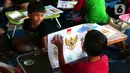 Anak-anak mengikuti lomba mewarnai burung garuda di Kampung Tematik Kampung Teras Pancasila, Karang Tengah, Tangerang, Banten, Rabu (1/6/2022). Kegiatan tersebut dilaksanakan dalam rangka memperingati hari lahirnya Pancasila bertujuan untuk memberikan wawasan dan pengetahuan tentang nilai-nilai Pancasila sejak dini. (Liputan6.com/Angga Yuniar)