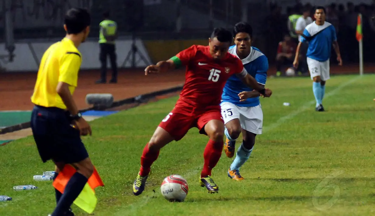 Firman Utina (Indonesia-15) berusaha mempertahankan penguasaan bola dari kejaran Thein Than Win (AFF All Star) saat berlaga di Stadion GBK Jakarta, (11/5/2014). (Liputan6.com/Helmi Fithriansyah)