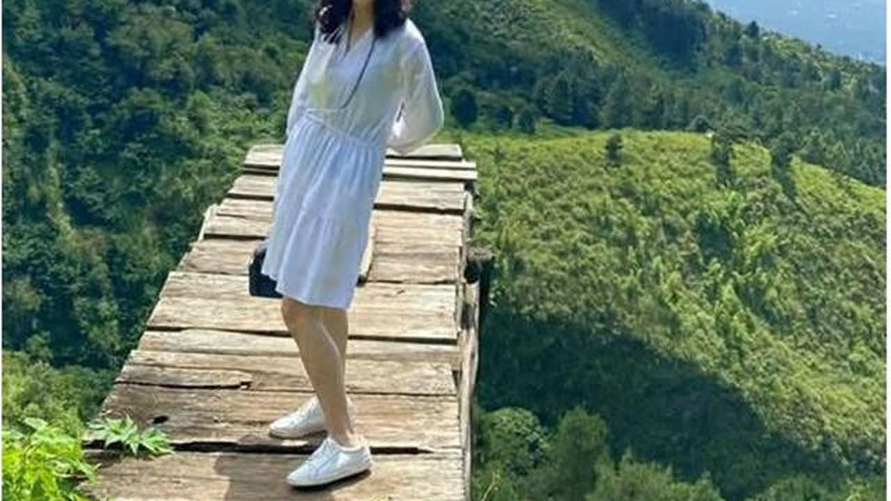 6 Potret Ibunda Joshua Suherman yang Jadi Sorotan, Awet Muda dan Berhati Mulia