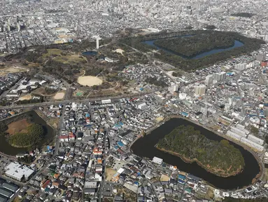 Pandangan udara menunjukkan bagian dari kompleks makam kuno Mozu-Furuichi (Mozu-Furuichi Kofun Group) di Provinsi Osaka, Jepang, Selasa (4/2/2020). UNESCO menetapkan Mozu-Furuichi sebagai warisan dunia kategori budaya pada tahun 2019 lalu. (Xinhua/Du Xiaoyi)