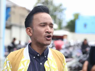 "Ya aku prihatin ngelihatnya, kemarin ini kan ada satu anak dia ngirim surat buat bapak Jokowi," kata Ruben Onsu di studio Trans TV, kawasan Mampang, Jakarta Selatan, Rabu (21/3/2018). (Nurwahyunan/Bintang.com)