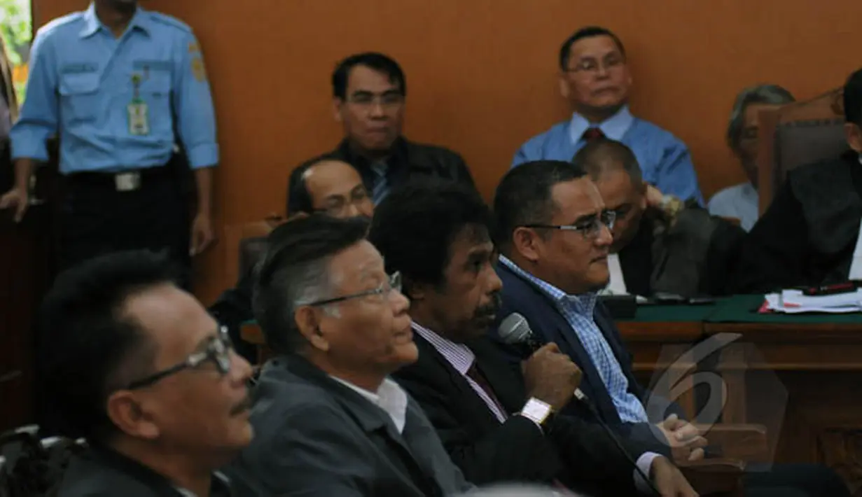 Sidang lanjutan praperadilan BG kembali digelar di PN Jakarta Selatan, Rabu (11/2/2015). Empat saksi ahli dihadirkan, Prof I Gede Panca Astawa, Prof Romli Atmasasmita, DR Margarito, dan Dr Chairul Huda (kiri ke kanan). (Liputan6.com/Helmi Fithriansyah)