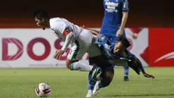 Gelandang Persib Bandung, Beckham Putra (kanan) berebut bola dengan bek Persebaya Surabaya, Rachmat Irianto dalam laga perempatfinal Piala Menpora 2021 di Stadion Maguwoharjo, Sleman, Minggu (11/4/2021). Persib menang 3-2 atas Persebaya. (Bola.com/M Iqbal Ichsan)