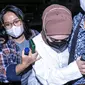 Lesti Kejora dengan penjagaan ketat mendatangi Mapolres Jakarta Selatan, Kamis (13/10/2022). Kedatangan Lesti Kejora cukup mengejutkan karena hanya berselang sesaat pascapenetapan penahanan suaminya, Rizky Billar. (Liputan6.com/Faizal Fanani)