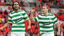 Striker Celtic, Georgios Samaras dan Chris Killen merayakan gol timnya ke gawang Tottenham Hotspur di ajang Wembley Cup yang digelar di Wembley Stadium, London Barat, 26 Juli 2009. AFP PHOTO/Ian Kington 