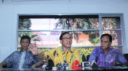 Dalam jumpa persnya para senior Partai Golkar mendesak agar kedua kubu Partai Golkar untuk islah dan segera melaksanakan Musyawarah Nasional Luar Biasa (Munaslub) , Jakarta, Senin (4/5/2015). (Liputan6.com/Helmi Afandi) 