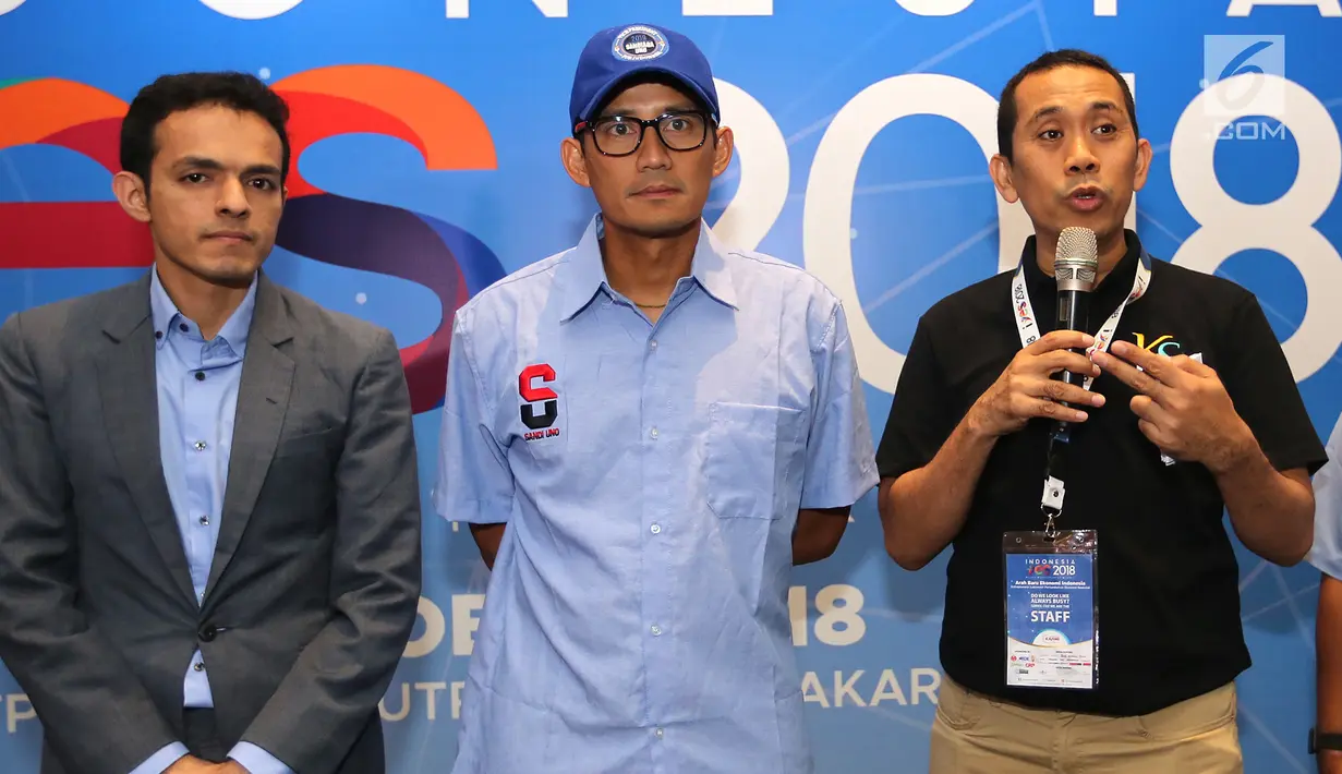 Founder Kahmipreneur, Kamrusammad (kanan) memberikan keterangan pers  pada acara Indonesia Young Entrepreneur Summit 2018 di Ciputra Artpreneur World, Jakarta, Minggu (28/10). Forum kaum milenial diikuti 1200 peserta. (Liputan6.com/Fery Pradolo)