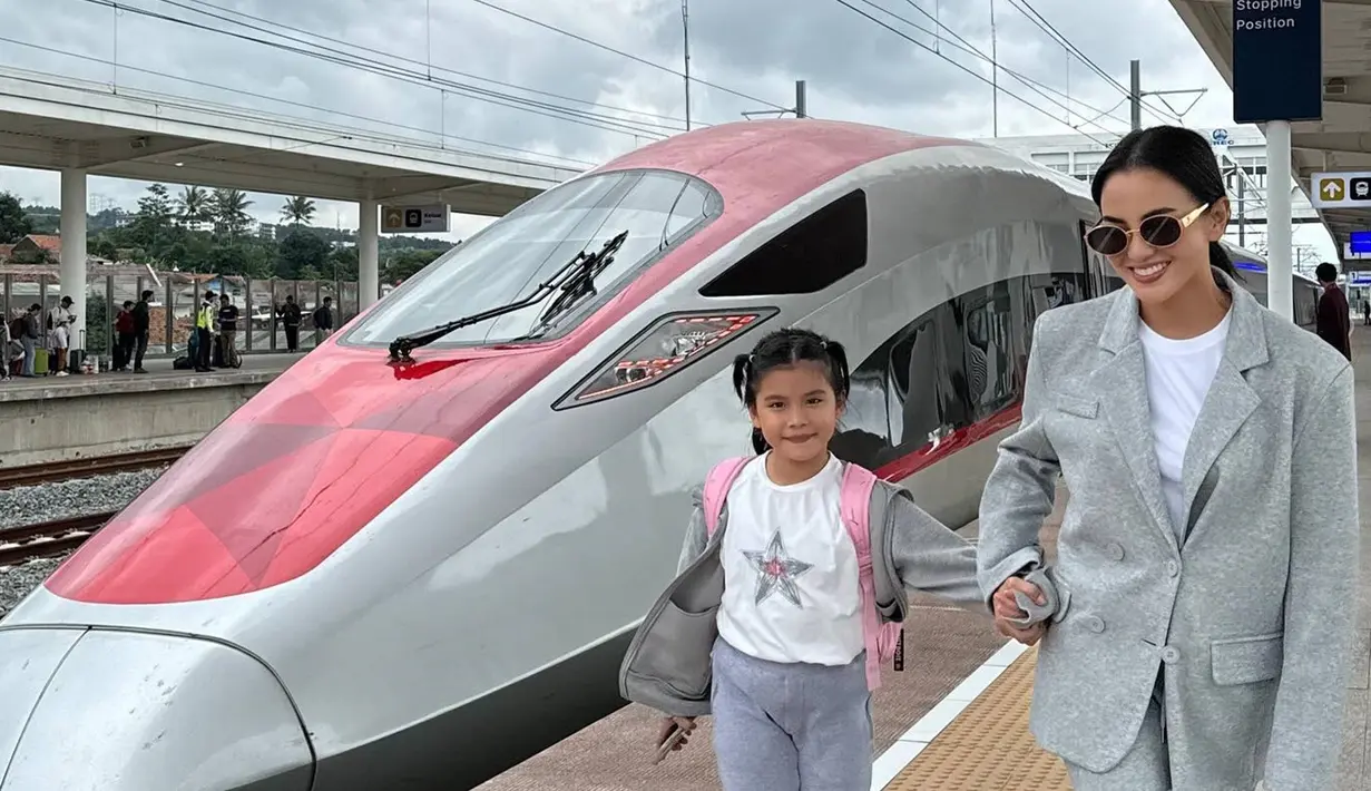 Dalam momen liburannya ke Bandung, Ririn Ekawati mengajak sang buah hati untuk menaiki kereta Whooss yang belakangan menjadi primadona transportasi para seleb. Menaiki kereta cepat dari Jakarta ke Bandung menjadi salah satu pilihan transportasi selebriti untuk menikmati momen liburan singkat. (Liputan6.com/IG/@ririnekawati)