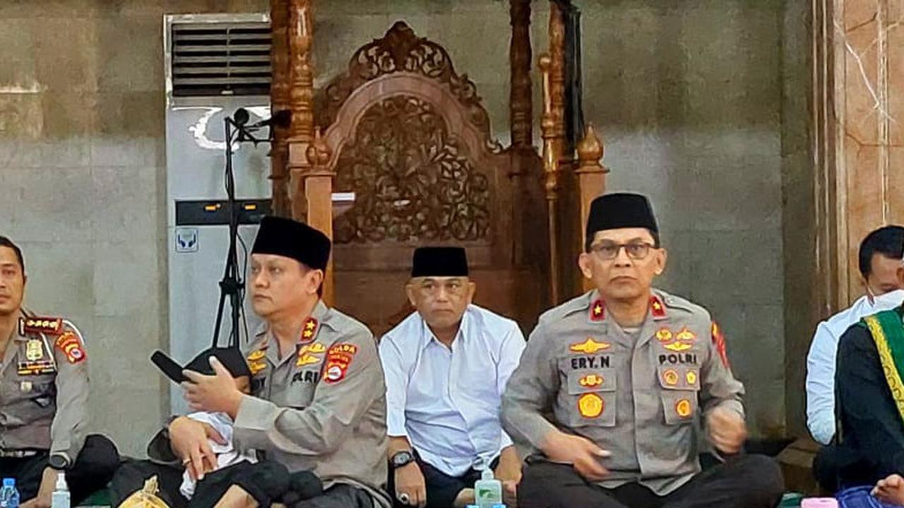 Kapolda Banten, Irjen Pol Rudy Heriyanto, memangku bocah berusia 5 tahun selama tausiyah dan berdoa (Liputan6.com/Pramita   Tristiawati)