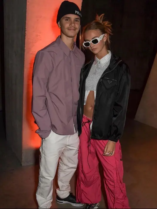 Mia Regan juga memiliki tampilan yang sangat edgy, dengan padu-padan unik yang stylish. (Foto: Romeo Beckham Instagram)
