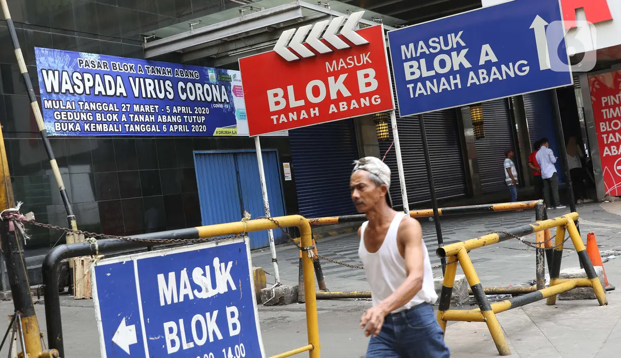 Warga melintas di pasar Blok A Tanah Abang, Jakarta Jumat (27/3/2020). Sebagai upaya pencegahan penularan virus Corona COVID-19, Perumda Pasar Jaya menutup sementara aktivitas perdagangan di Pasar Tanah Abang Blok A, B dan F terhitung 27 Maret hingga 5 April 2020. (Liputan6.com/Helmi Fithriansyah)
