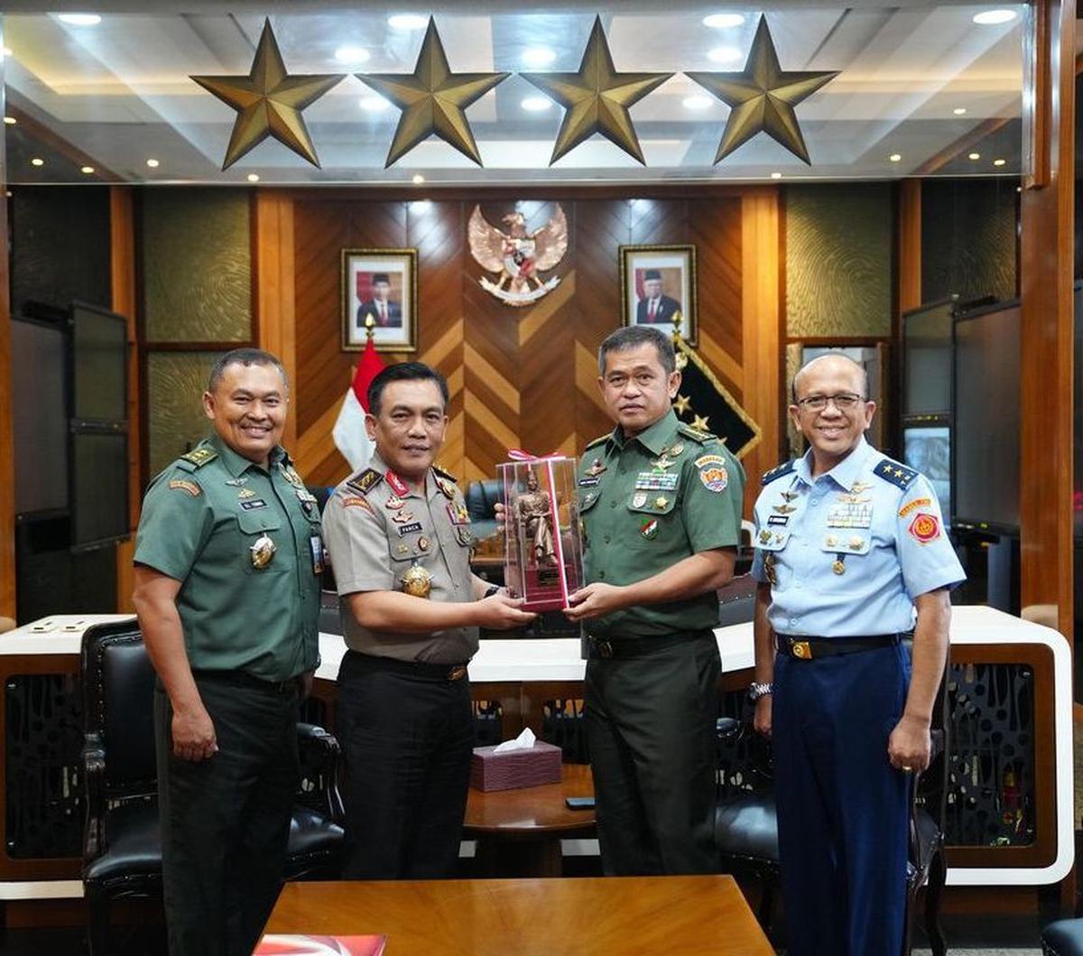 Sekretaris Utama Lembaga Ketahanan Nasional (Sestama) Lemhanas Komjen Pol R.Z.Panca Putra dan rombongan berjumpa dengan Kepala Staf TNI Angkatan Darat (Kasad) Jenderal TNI Maruli Simanjuntak pada Kamis (18/1) lalu.<br>