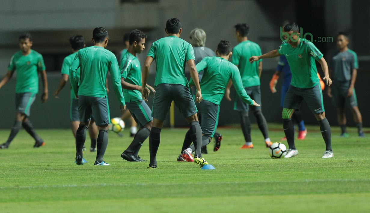 Para Pemain Timnas Indonesia U-23 berlatih umpan pendek di Stadion Pakansari, Bogor, (26/4/2018). Indonesia akan melawan Bahrain pada laga perdana PSSI Anniversarry Cup 2018 . (Bola.com/Nick Hanoatubun)