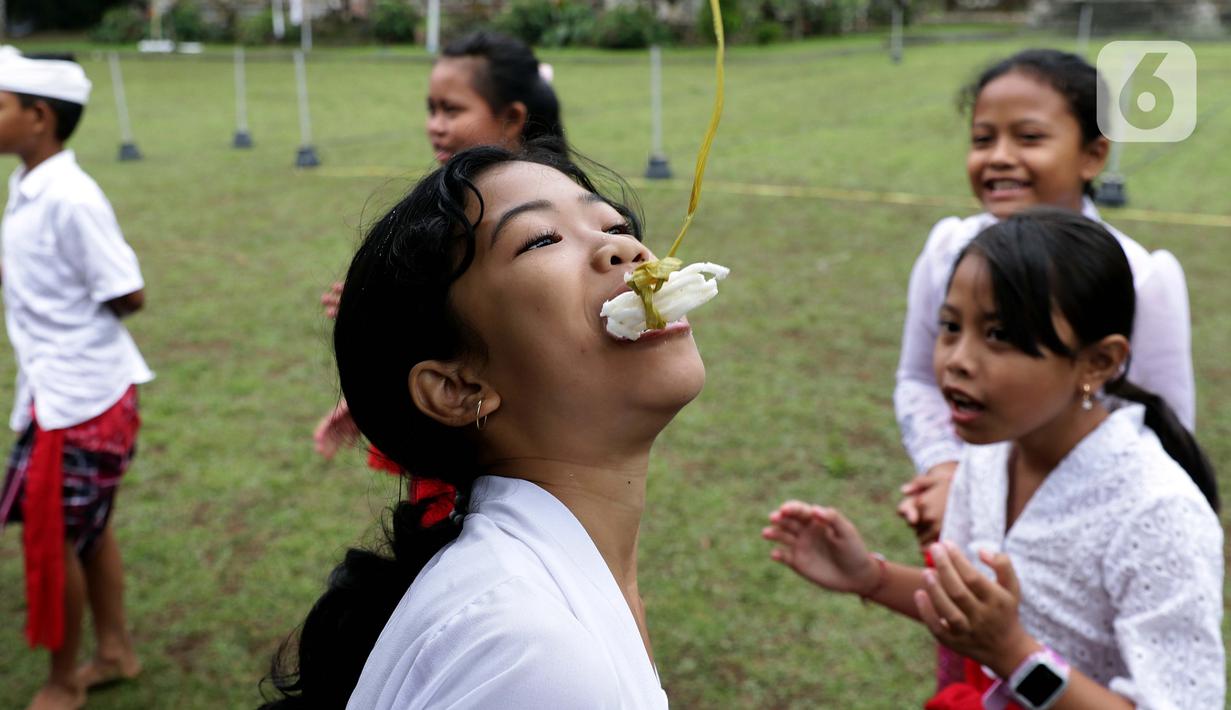 Anak-anak bersemangat mengikuti perlombaan usai mengikuti upacara peringatan detik-detik Proklamasi di halaman Tugu Pahlawan Banjar Penglipuran, Kabupaten Bangli, Bali, Kamis (17/8/2023). (Liputan6.com/Helmi Fithriansyah)