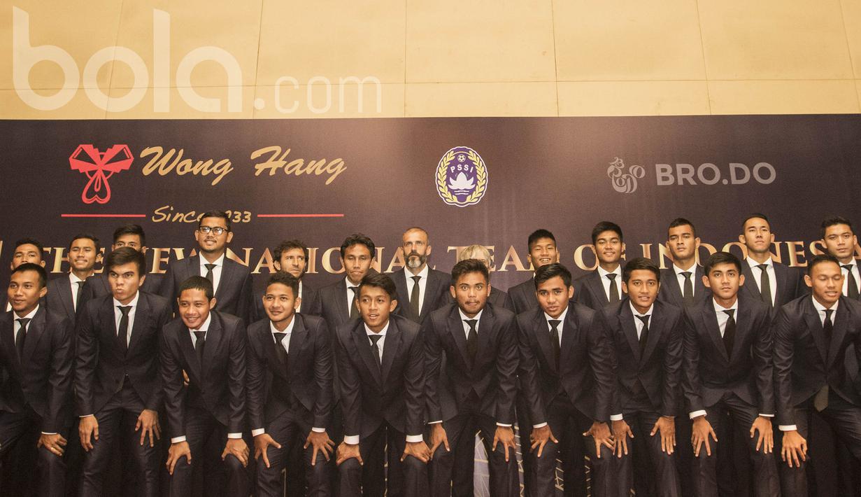 Para pemain Timnas Indonesia U-22 foto bersama menggunakan pakaian resmi mereka. Brodo Indonesia dan Wong Hang Tailor merupakan dua produk lokal yang memiliki kualitas terbaik. (Bola.com/Vitalis Yogi Trisna)