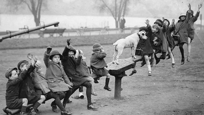 [Bintang] 10 Foto Anak-anak Jadul yang Beda Banget sama Anak-anak Sekarang