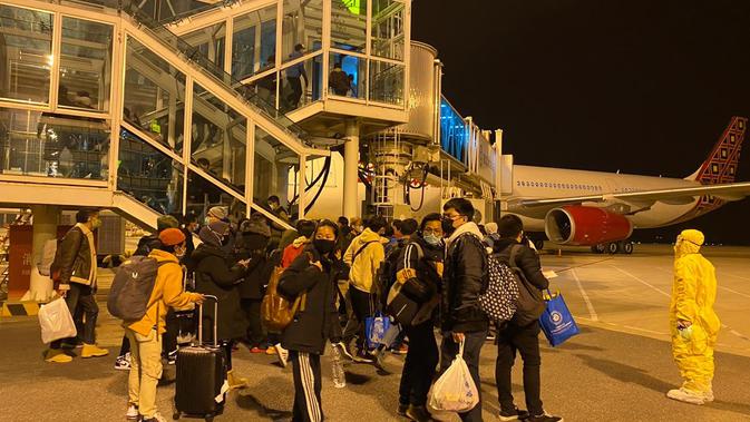 Para WNI mengantre untuk masuk pesawat dan melakukan perjalanan kembali ke Indonesia. (Source: KBRI Beijing)