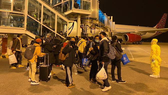 Para WNI mengantre untuk masuk pesawat dan melakukan perjalanan kembali ke Indonesia. (Source: KBRI Beijing)