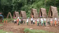 Anak-anak menjajal permainan tradisional, egrang, di Taman Brilian Angkruk Logawa, Sunyalangu, Karanglewas, Banyumas. (Foto: Liputan6.com/Adib untuk Muhamad Ridlo)