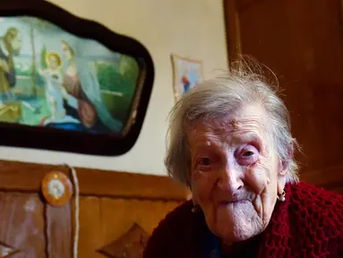 Emma Morano (116) berpose untuk fotografer AFP di Verbania, Italia Utara, 14 Mei 2016. Emma Morano menjadi orang tertua di dunia menggantikan Mushatt Jones yang wafat di New York tepat berusia 116 tahun pada 12 Mei kemarin. (Olivier MORIN/AFP)