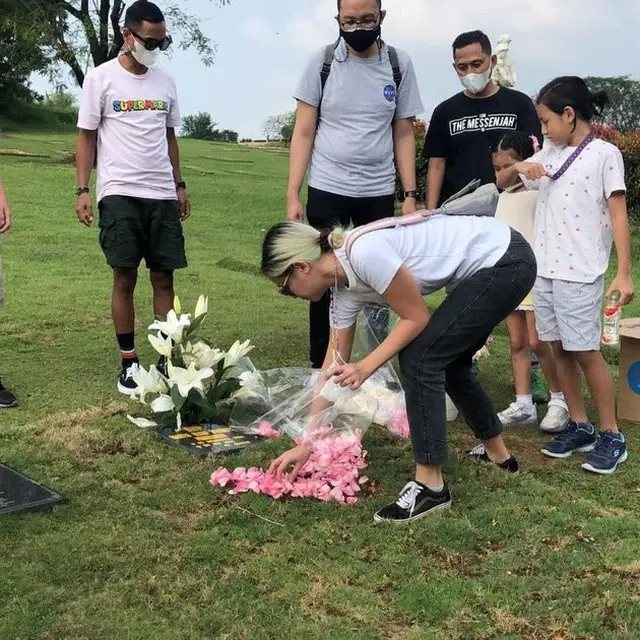 7 Momen Joanna Alexandra Bersama Anak Ziarah Ke Makam Raditya Oloan, Penuh Haru