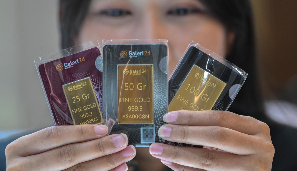 Ketidakpastian ekonomi dan geopolitik menjadi faktor utama pendorong minat masyarakat terhadap emas sebagai aset yang aman. (BAY ISMOYO/AFP)