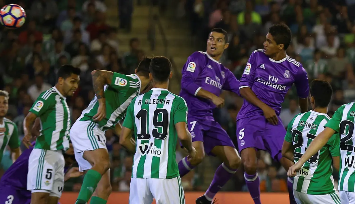 Penyerang Real Madrid, Cristiano Ronaldo, berusaha membobol gawang Real Betis pada laga La Liga di Stadion Benito Vilamarin, Seville, Minggu (15/10/2016). Madrid menang 6-1 atas Betis. (Reuters/Marcelo Del Pozo)