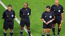 Timnas Italia berjumpa Korea Selatan di babak 16 besar Piala Dunia 2002, 18 Juni 2002. Wasit asal Ekuador, Byron Moreno (kedua dari kanan) dipercaya memimpin laga yang dilangsungkan di Daejeon World Cup Stadium, Daejeon. (AFP/Jacques Demarthon)