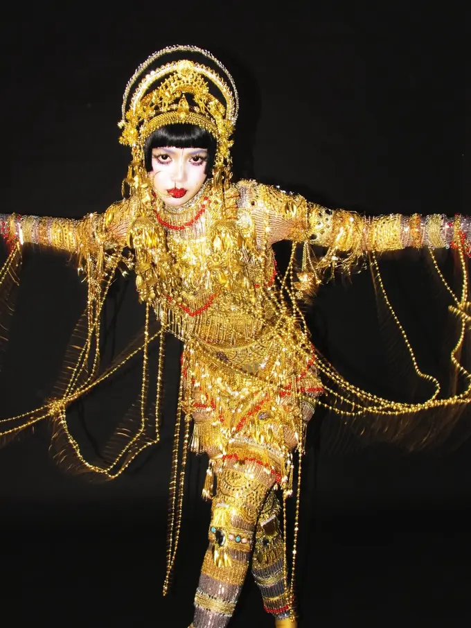 Lisa Blackpink saat Halloween 2025 cosplay jadi Jibaro. [@lalalalisa_m]