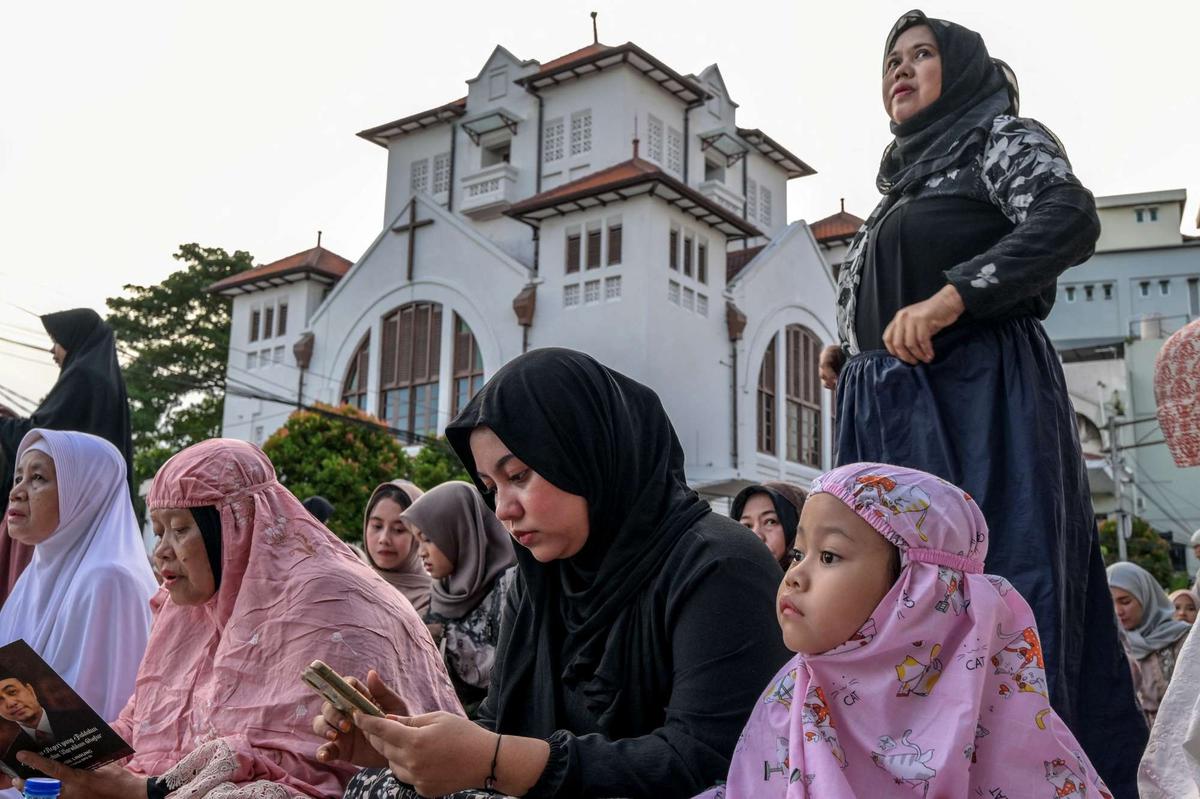 Ribuan jemaah gelar salat Idulfitri di jalanan depan gereja Jatinegara