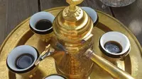 Minum kopi di Turki menggunakan Cevze. (dok.Instagram @cafevicentini/https://www.instagram.com/p/BeyR4hdhudU/Henry